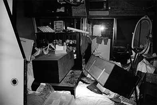 震災後部屋　　震度7を記録した阪神淡路大震災において、家具の転倒や落下、割れたガラスによる負傷者が全体の7割を島ました。家具の転倒防止や落下防止対策をしておけば、負傷者を減らすこともできます。