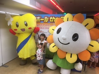 写真:子どもがおぶちゃんと記念撮影している様子