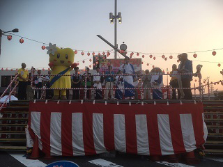 写真:おぶちゃんが櫓の上であいさつをしている写真