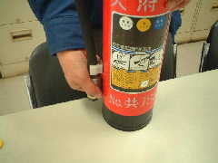 写真:ホースをはずそうとしている様子