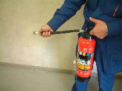 写真:ホースをはずし構えている様子