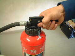 写真:レバーを強く握っている