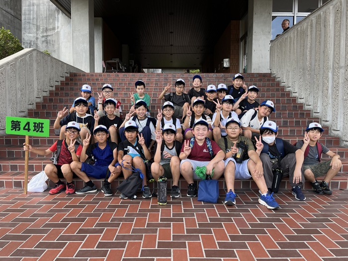 学校の前で記念撮影