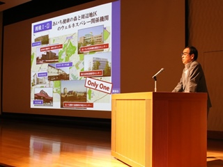 写真:プレゼンをする市長