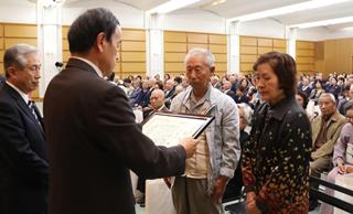 写真:表彰状を渡す市長