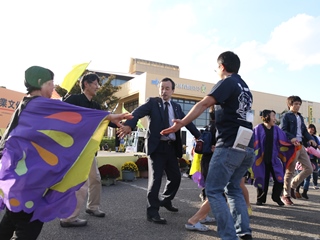 写真:市民と踊りを楽しむ市長