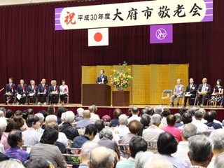 写真:挨拶する市長