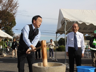 写真:餅つきをする市長