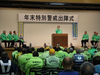 写真:出陣式であいさつをする市長