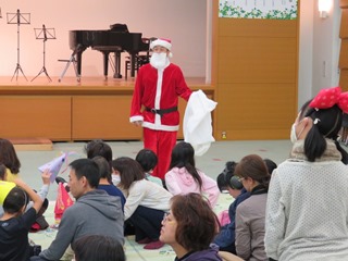 写真:プレゼントを手渡す市長