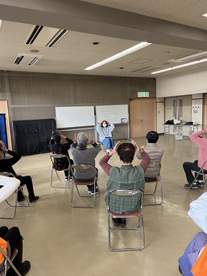 椅子に座って楽しく体操