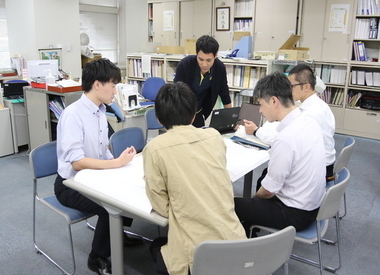 写真：打合せをしている様子