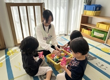 写真:こどもたちと一緒にブロックで遊んでいる様子