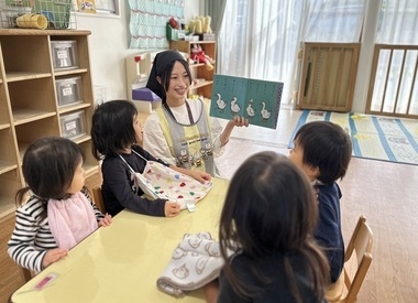 写真:こどもたちに絵本を読んでいる様子