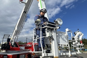 写真：クレーン車の作動確認中