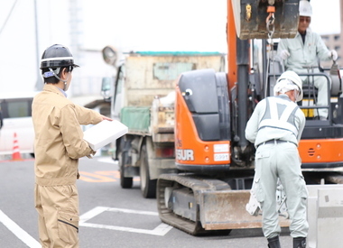 写真:現場作業の状況確認中の様子
