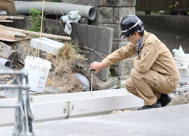 写真:現場で測量している様子
