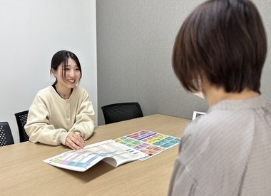 写真：相談業務中の様子
