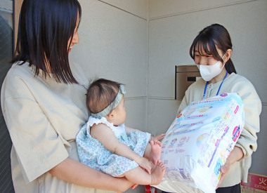 写真：8カ月赤ちゃん訪問の様子