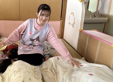 写真：お昼寝の寝かしつけの様子