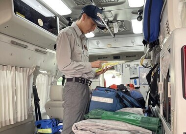 写真:救急車内の車両点検中の様子