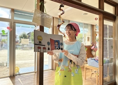 写真：こどもたちに絵本を読んでいる様子