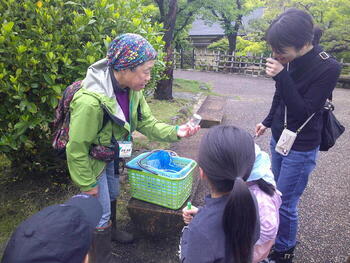 むしの説明をする様子