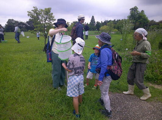 捕まえたいきものの説明を受ける様子