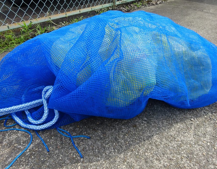 ゴミ袋をネットで包む