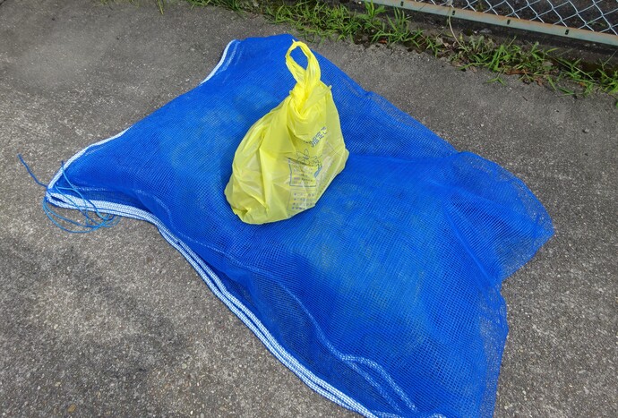 ネットの上に袋