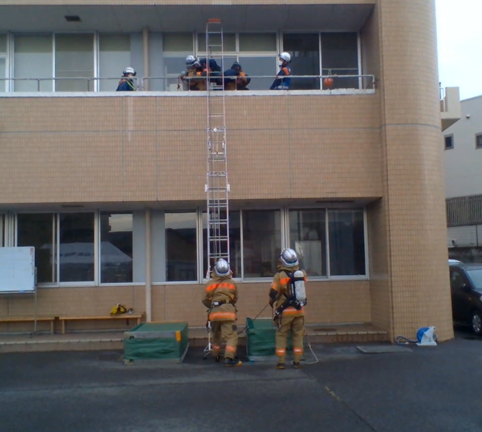 応急はしごで救出