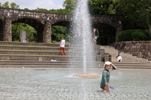 じゃぶじゃぶ池で暑さをしのごう