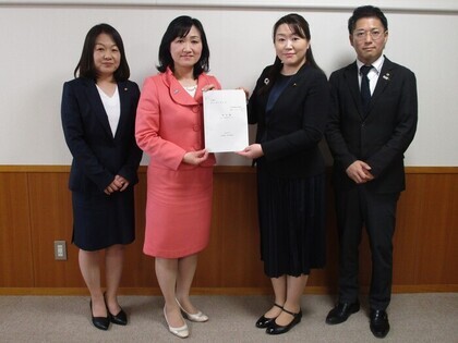 報告書を議長に提出