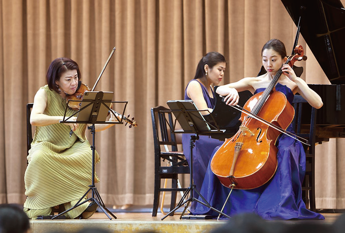 竹澤恭子・佐藤桂菜・進藤実優学校訪問コンサートの様子