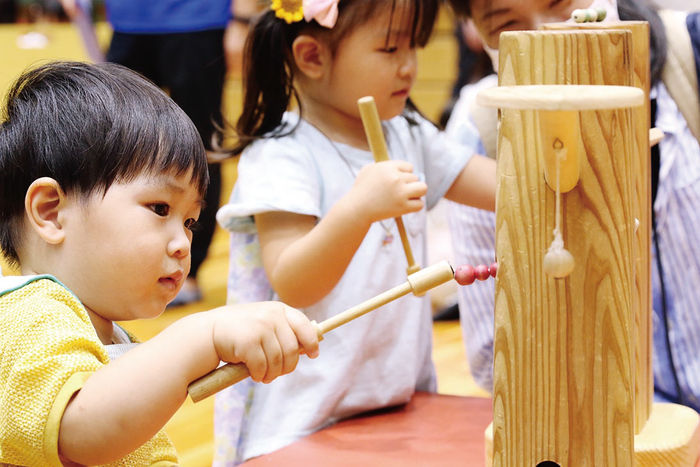 木育キャラバンを楽しむこどもたち