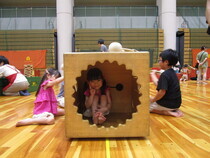 音のなるおもちゃの中へすっぽり