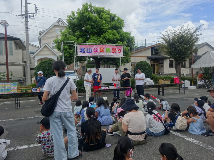 ビンゴ大会をしているようす