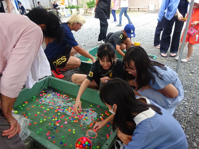 スーパーボールすくいをしているようす