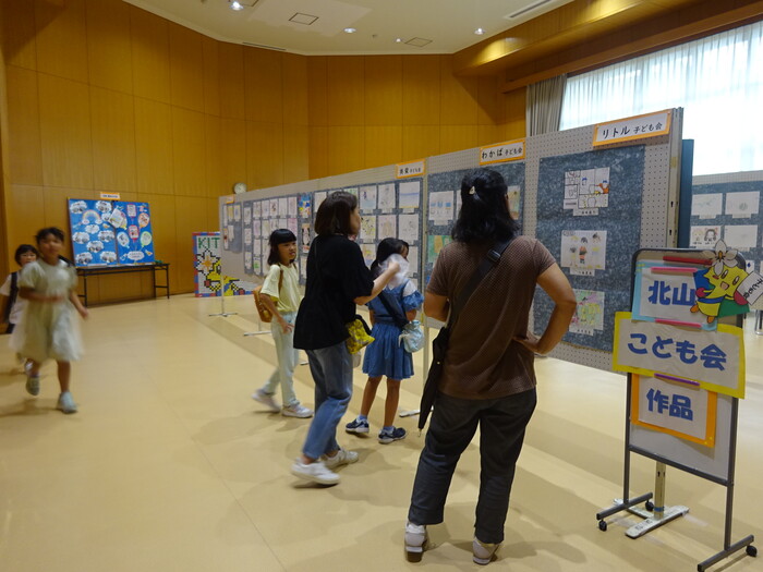 こどもたちの作品を展示しているようす