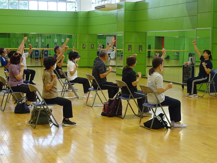 運動に挑戦する参加者のようす