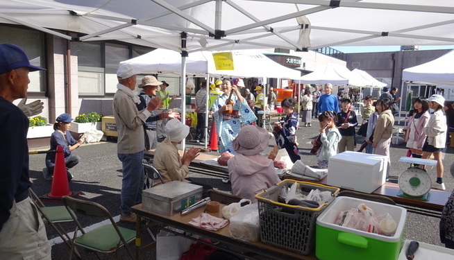 屋外・食品バザーの様子