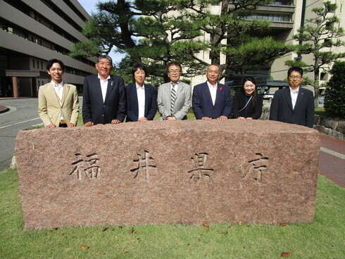 福井県庁での集合写真
