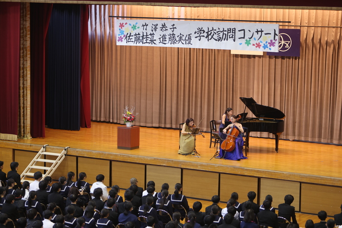 学校訪問コンサートの様子