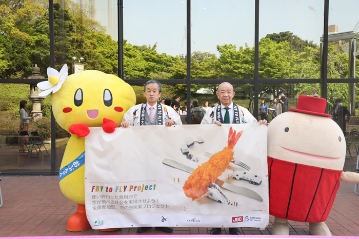 岡村市長（左）と中部国際空港株式会社の犬塚社長