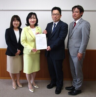 報告書を議長に提出