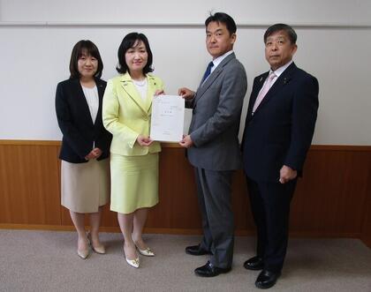 報告書を議長に提出