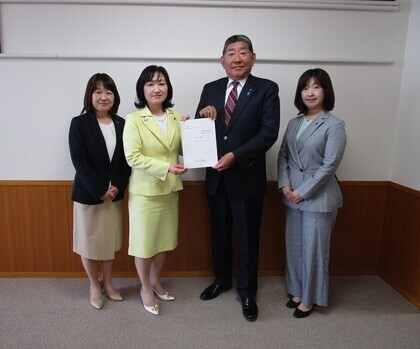 報告書を議長に提出