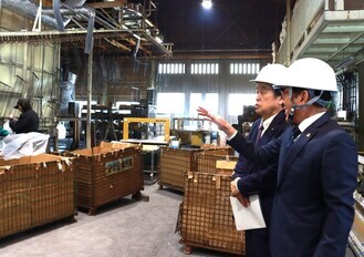 平下塗装株式会社の工場内