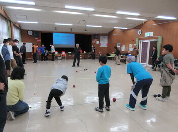 東山公民館　ボッチャを体験しよう
