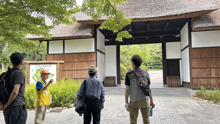 茅葺門での説明のようす